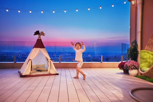 Bambino Felice Che Corre Tutto Patio Sul Tetto Tramonto Giocando — Foto Stock