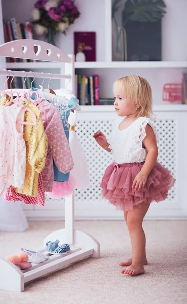 Niedliche Baby Mädchen Die Wahl Der Kleider Einem Kleiderschrank — Stockfoto