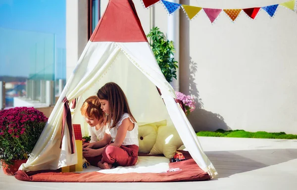 Enfants Gais Jouent Dans Une Tente Tipi Sur Patio Ensoleillé — Photo