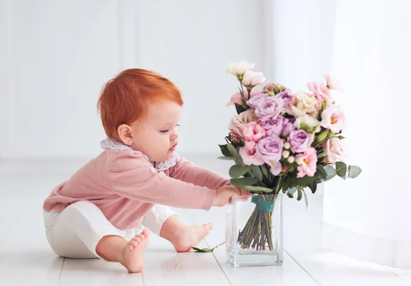 Bonito Menina Ano Idade Com Delicado Buquê Flores — Fotografia de Stock