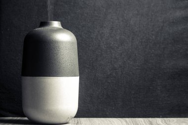 Elektrik Özü yağlar Aroma dağıtıcı, yağ şişeleri ve çiçekler ahşap masa üzerinde, metin için boşluk