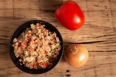 Kuskus, sebze ve sebzeli geleneksel Arap Salatası.