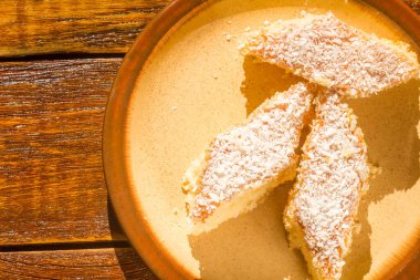 Tahta masada hindistan cevizli kek dilimlenmiş. Seçici odaklan