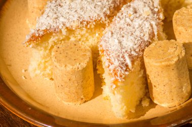 Tahta masada hindistan cevizli kek dilimlenmiş. Seçici odaklan