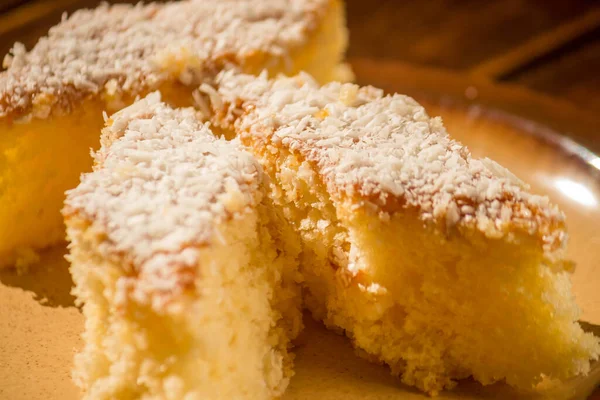 Torta Cocco Affettata Piatto Marrone Sul Tavolo Legno Messa Fuoco — Foto Stock