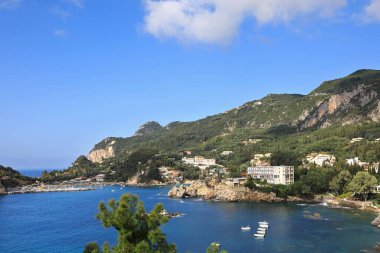 İyon Denizi 'ndeki Korfu Adası' nda Paleokastritsa Körfezi