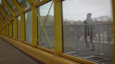 Kız köprüden çalışır