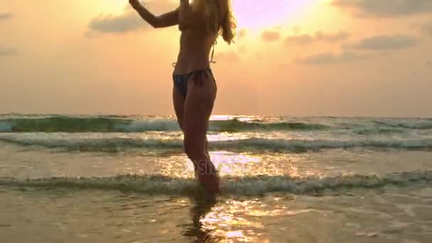 Attraente giovane donna che prende selfie al tramonto nel mare — Video Stock