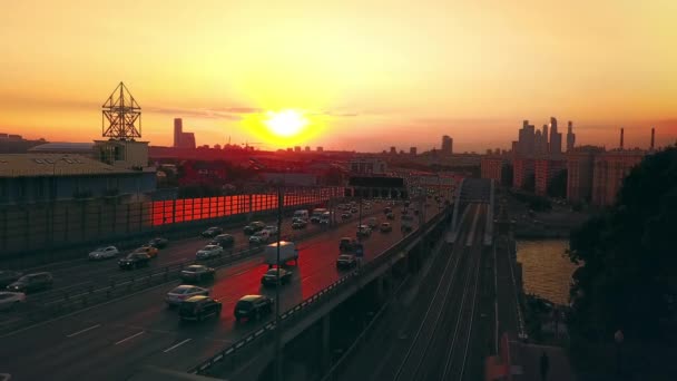 Zonsondergang Highway Stad Tracking Camera Weg Een Megacity Bij Zonsondergang — Stockvideo