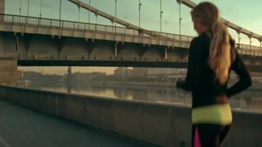 Sabah çalışan genç bir kadın