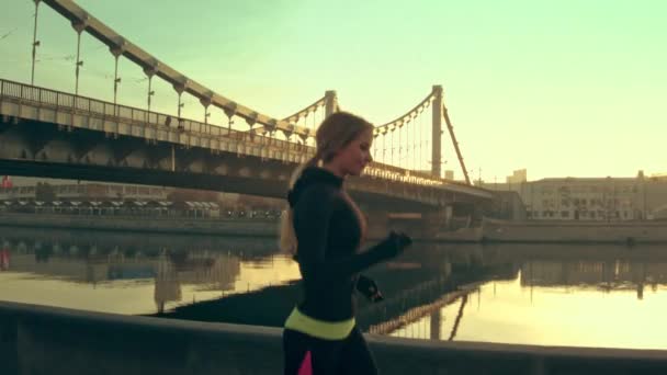 朝走っている若い女性 — ストック動画