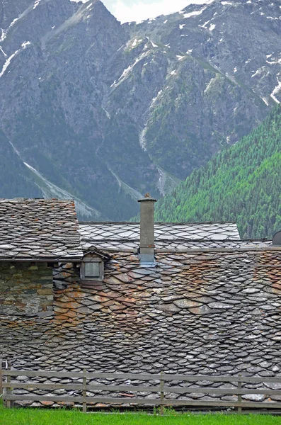 Традиционная альпийская крыша — стоковое фото