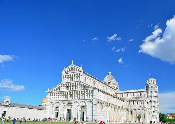 The duomo (cathedral) on the Piazza di Miraculo — Stock Photo, Image