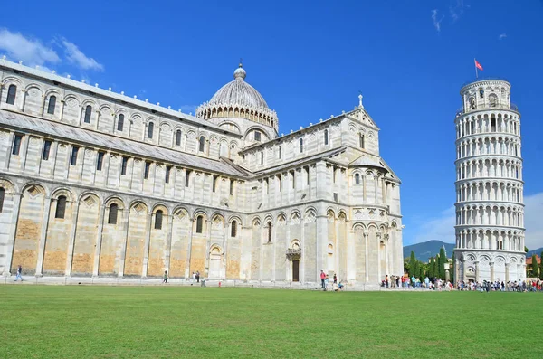 The duomo (cathedral) and leaning tower — Stock Photo, Image