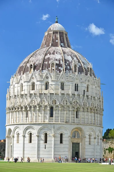 Baptistry at Pisa next to the leaning tower — Stock Photo, Image