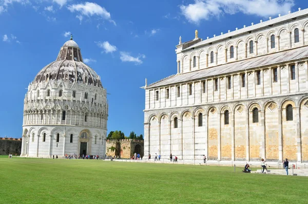 Leaning baptistry and part of the duomo — Stock Photo, Image