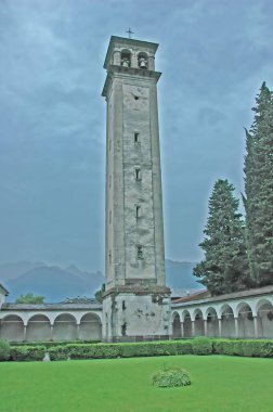 Eski kule St Lorenzo Chiavenna at saat