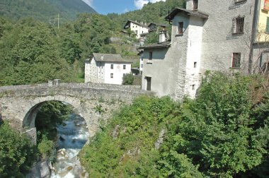 Ortaçağ Köyü ve Roma köprüsü