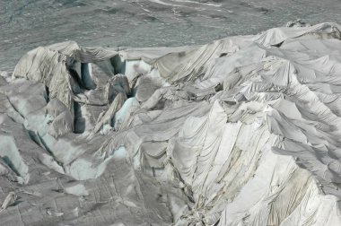 Beyaz bir branda kapsar