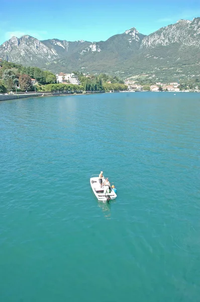 El complejo de Lecco a orillas del Lago de Como — Foto de Stock