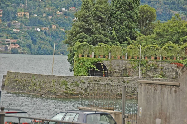 Vista sobre el Lago de Como, con iglesia —  Fotos de Stock