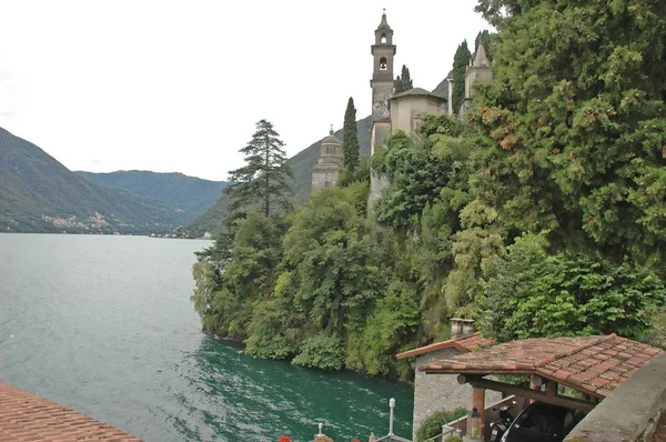 Vue sur le lac de Côme, avec église — Photo