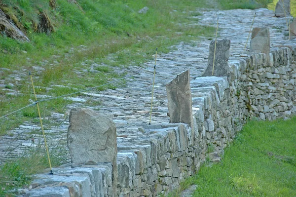 Rzymskie drogi działa w górę stoku — Zdjęcie stockowe