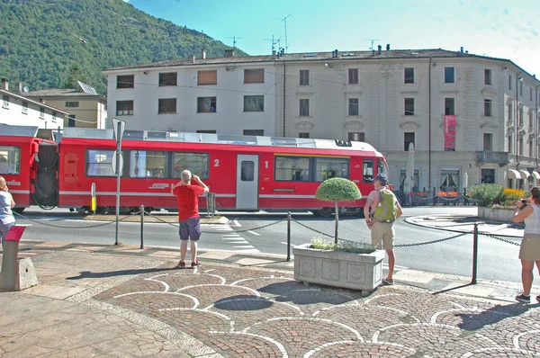 Aufnahme Der Schönen Altstadt Mit Straßenbahn Und Vorbeifahrenden Menschen — Stockfoto