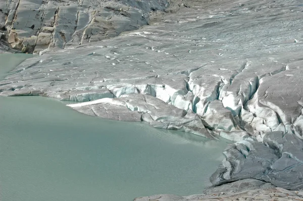 Der rhone-gletscher speist die quelle — Stockfoto