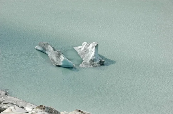 Icebergs en un lago glaciar — Foto de Stock