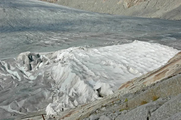 Schutz auf einem Gletscher, mit einem weißen Tuch — Stockfoto