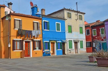 parlak renkli evleri