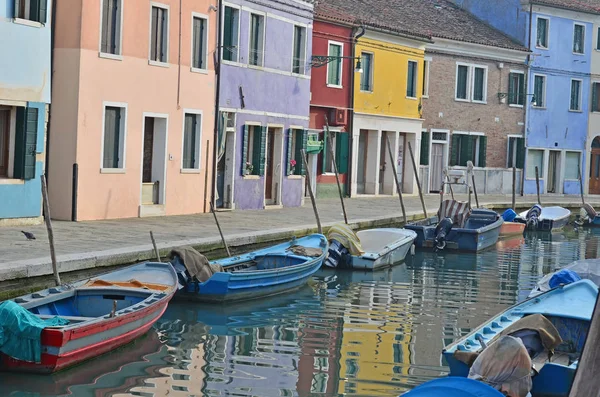 Barcos em um canal forrado com casas coloridas — Fotografia de Stock