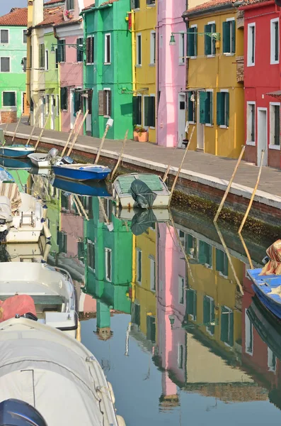 Canal forrado com casas coloridas — Fotografia de Stock