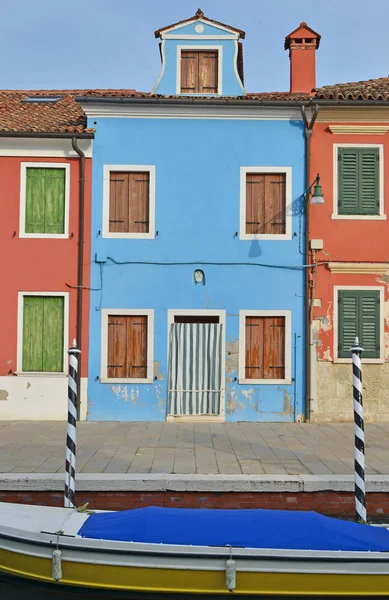 Blaues Haus mit roten Nachbarn — Stockfoto