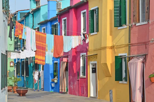 Dag van het wassen op de kleurrijke eiland Burano, Venetië — Stockfoto