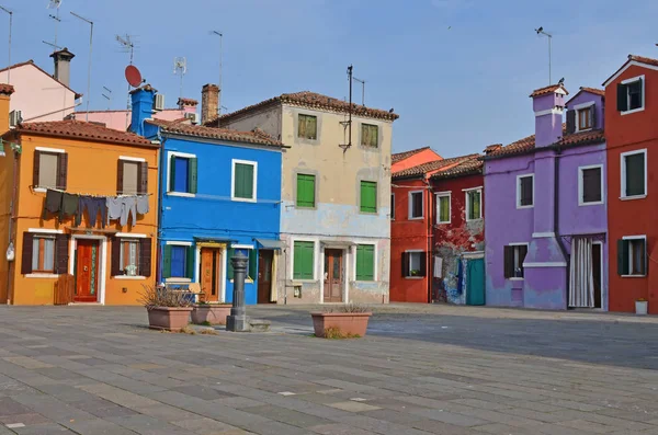 Σε μία ήσυχη πλατεία στη μέση του πολύχρωμα σπίτια — Φωτογραφία Αρχείου