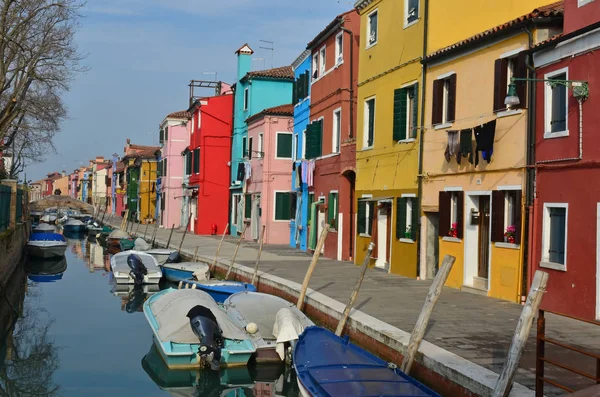 Canal with boats lined by colourful houses — Stock Photo, Image