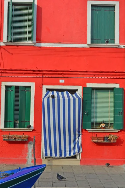 Frente a una casa pintada en rojo profundo —  Fotos de Stock