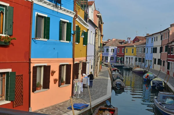 Канал сцени з міст острова Burano — стокове фото