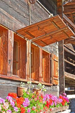Chalet pencere kutuları ile