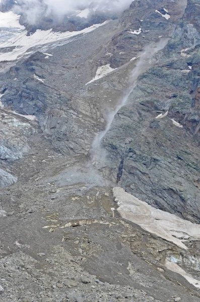 Dağlarda bir kaya düşmesi