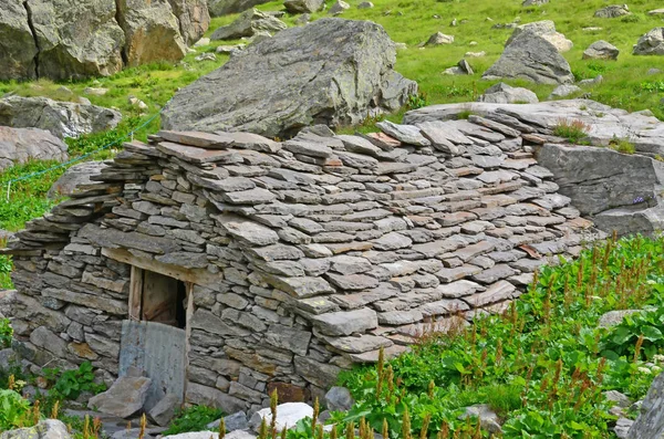 Abrigos de pedra simples — Fotografia de Stock