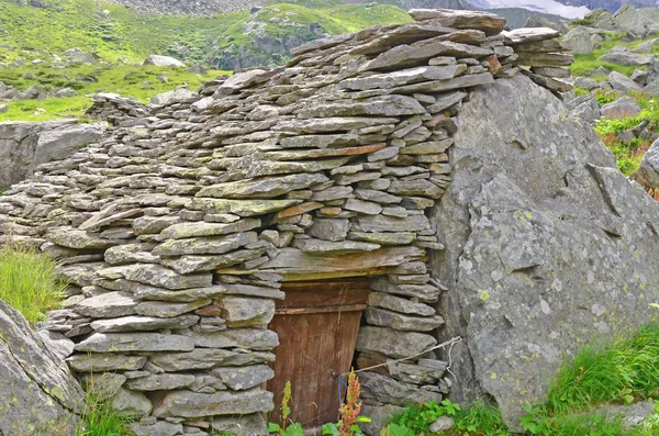 Riparo di pietra di base in montagna — Foto Stock