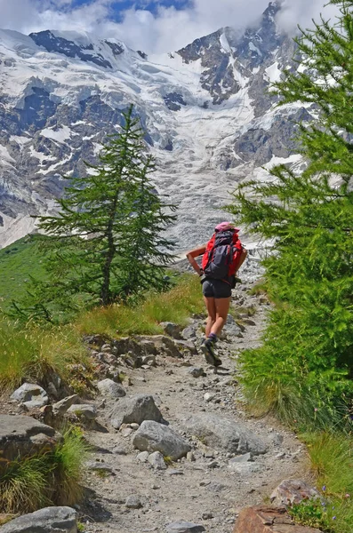 Dağlarda kız uzun yürüyüşe çıkan kimse