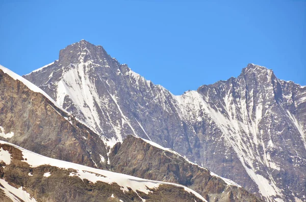 Taeschhorn （左） 和 Dom 的高瑞士峰值 — 图库照片