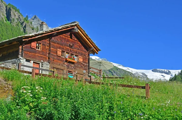 Традиционное альпийское шале — стоковое фото