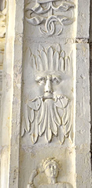 Escultura medieval do rosto de um homem — Fotografia de Stock