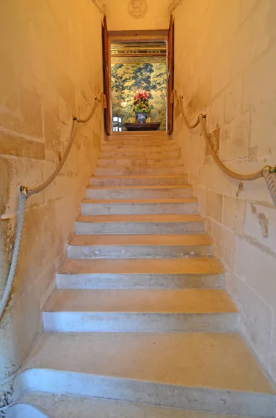 Elegantní kamenné schodiště — Stock fotografie