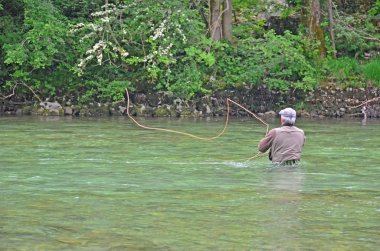sinek balıkçı gölet ve göllerde derin suda açık nehir sinek çevirir 